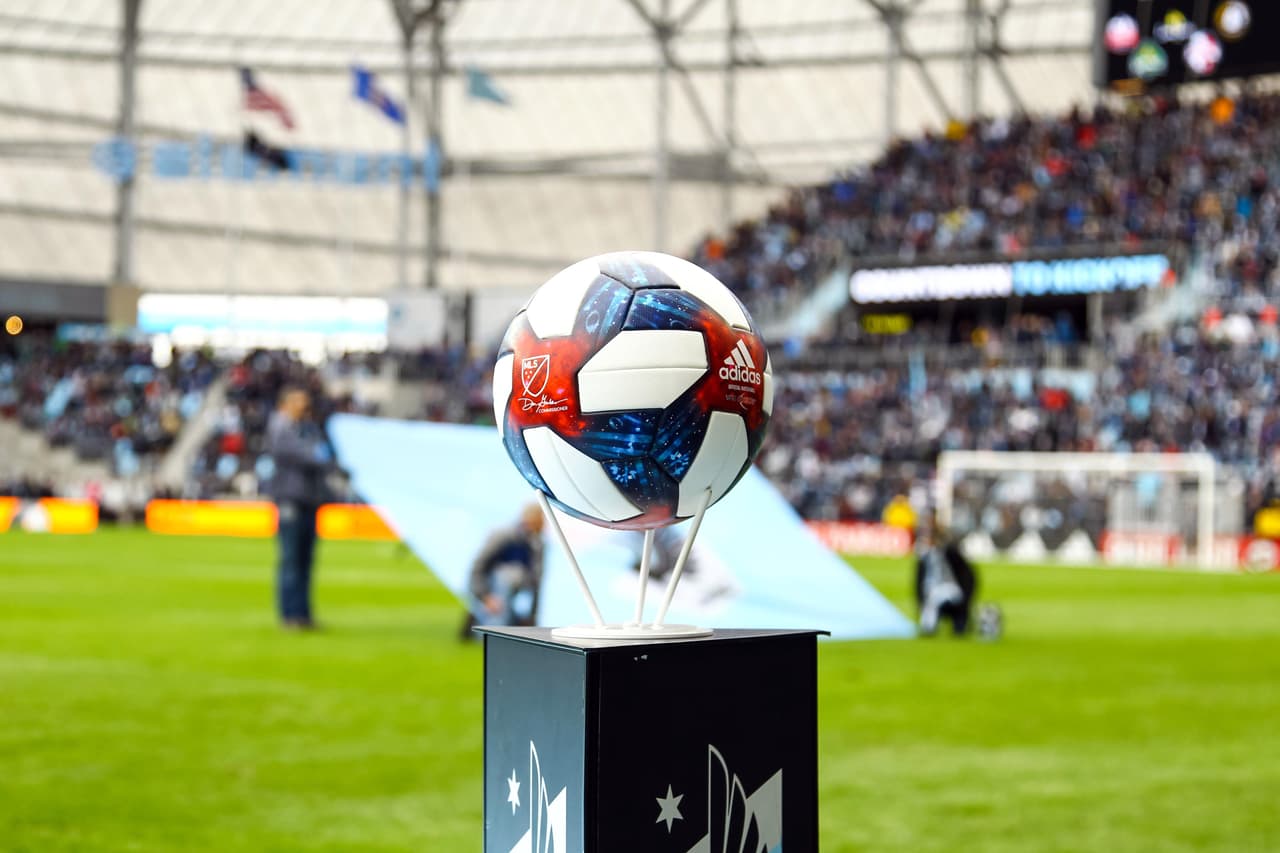 El balón de la MLS en el Allianz Field, casa del Minnesota United y nueva joya de la MLS.