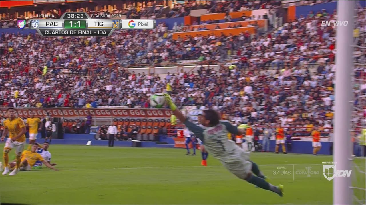 Paradón de Nahuel a remate de Jara con pinta de gol