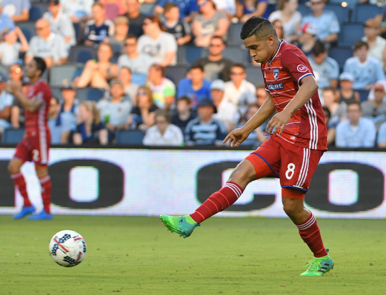 Jacory Hayes se fue expulsado en la primera mitad, y Víctor Ulloa se hizo cargo de la media de contención de FC Dallas. El trabajo de Ulloa fue tal, que por momentos no se notó que los Hoops jugaban con uno menos.