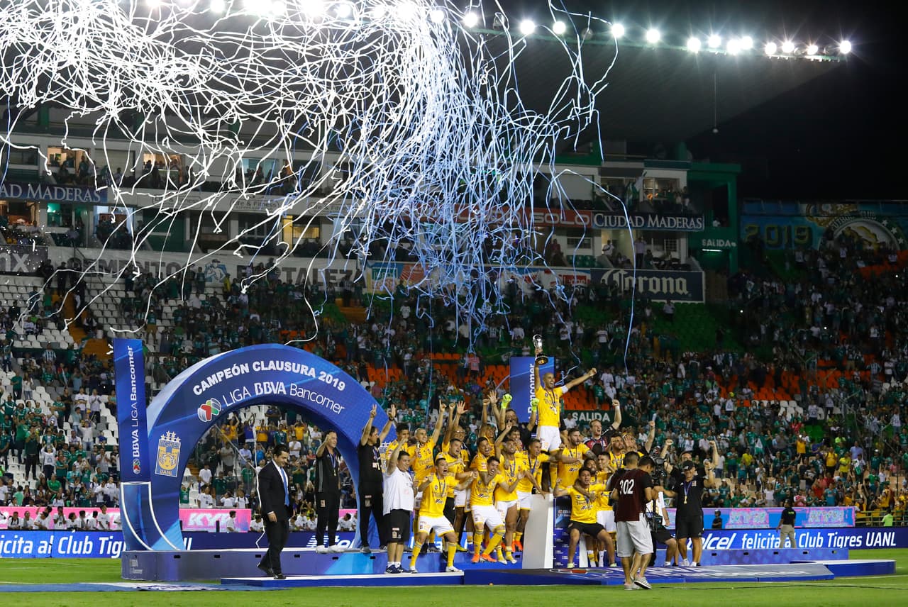 ¡Tigres se proclama Campeón del fútbol mexicano! Los felinos regiomontanos cosecharon su séptimo título de la Liga MX y se cuelan, aunque muchos se sigan negando a aceptarlo, entre los grandes del balompié azteca. Luego de superar en una Final de un solo gol a los Esmeraldas del León, así se dieron los festejos de los Tigres en patio ajeno, imágenes para el recuerdo y que hay que darse un tiempo para echarles un ojo, sobre todo la fiel afición de los felinos regios.