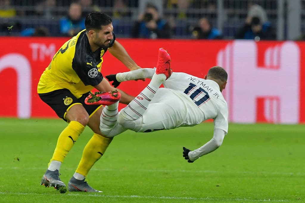 Neymar continúa provocando faltas alrededor de todo el campo, es el jugador más golpeado en el encuentro.