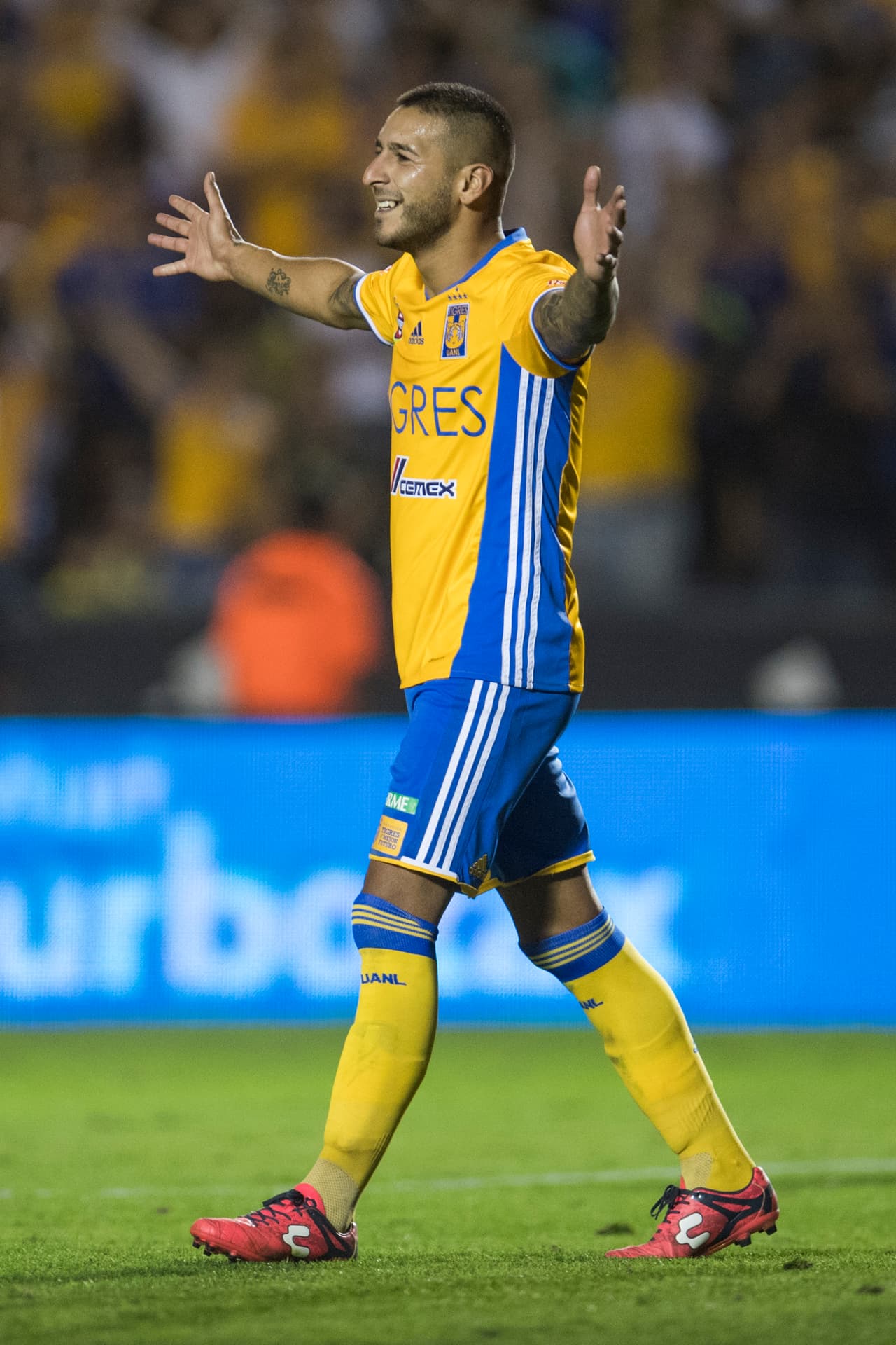 Ismael Sosa brillado con luz propia en un equipo plagado de estrellas. Se ha afinado como rematador al arco y así 
<a href="http://www.univision.com/deportes/futbol/liga-mx/ismael-sosa-le-rompio-la-cadera-a-edson-alvarez-y-luego-se-la-pico-a-marchesin-video#rel">consiguió los otros dos tantos con los que Tigres se impusieron al América</a>.