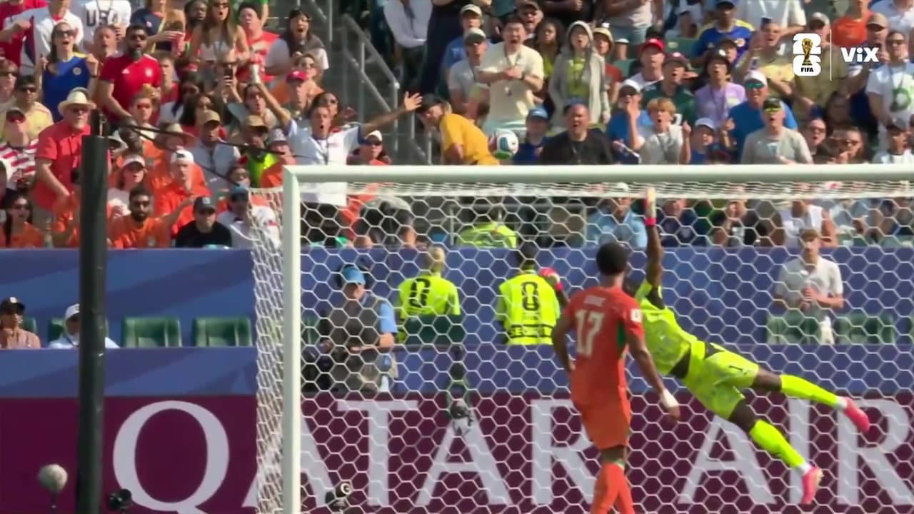 ¡Curazao no deja de insistir! Floranus saca un zurdazo que pasa rozando el gol