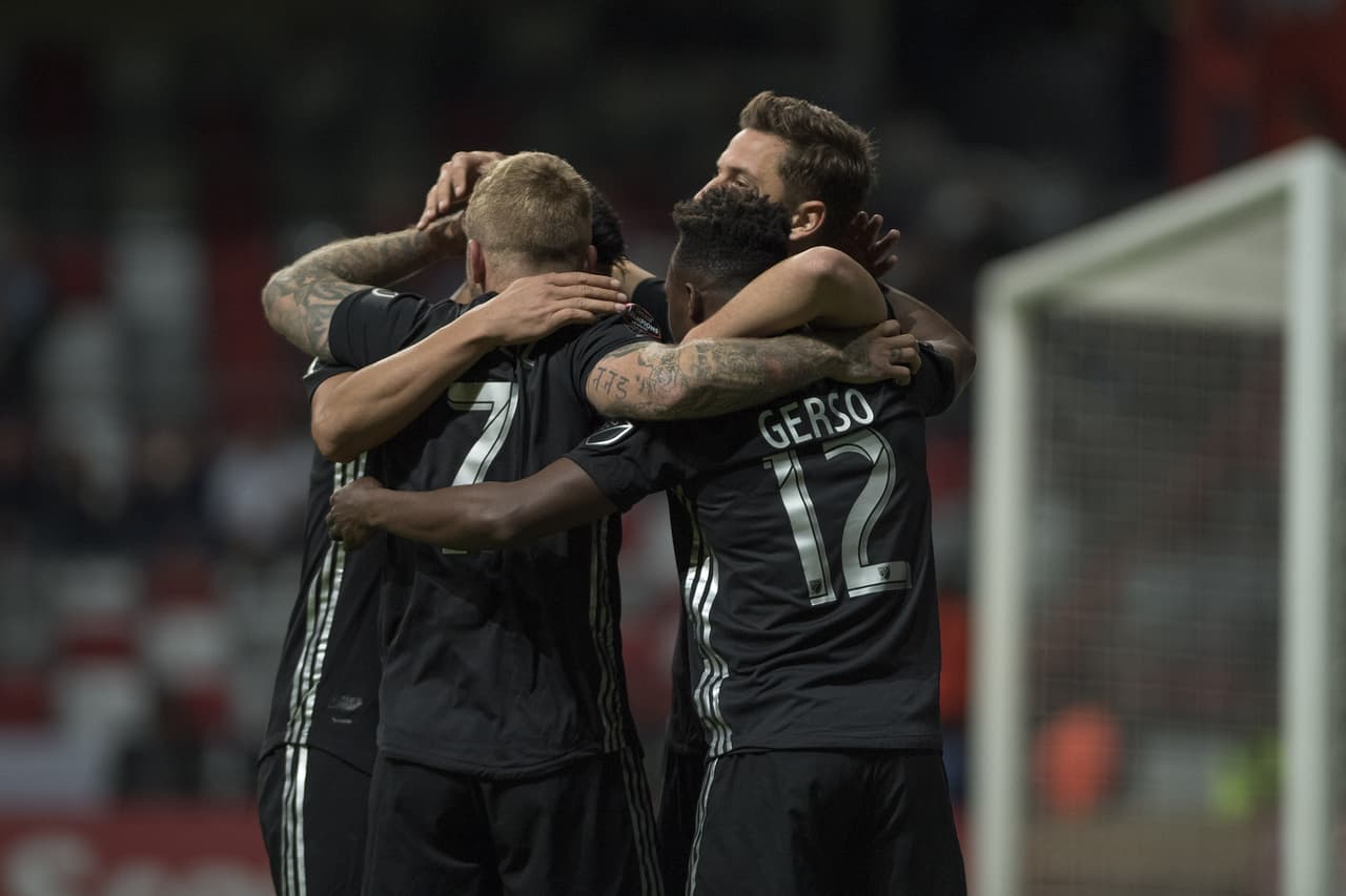 A pesar del cambio de técnico, los mexicanos no conseguían hacer pie y se mostraban como un equipo menor.