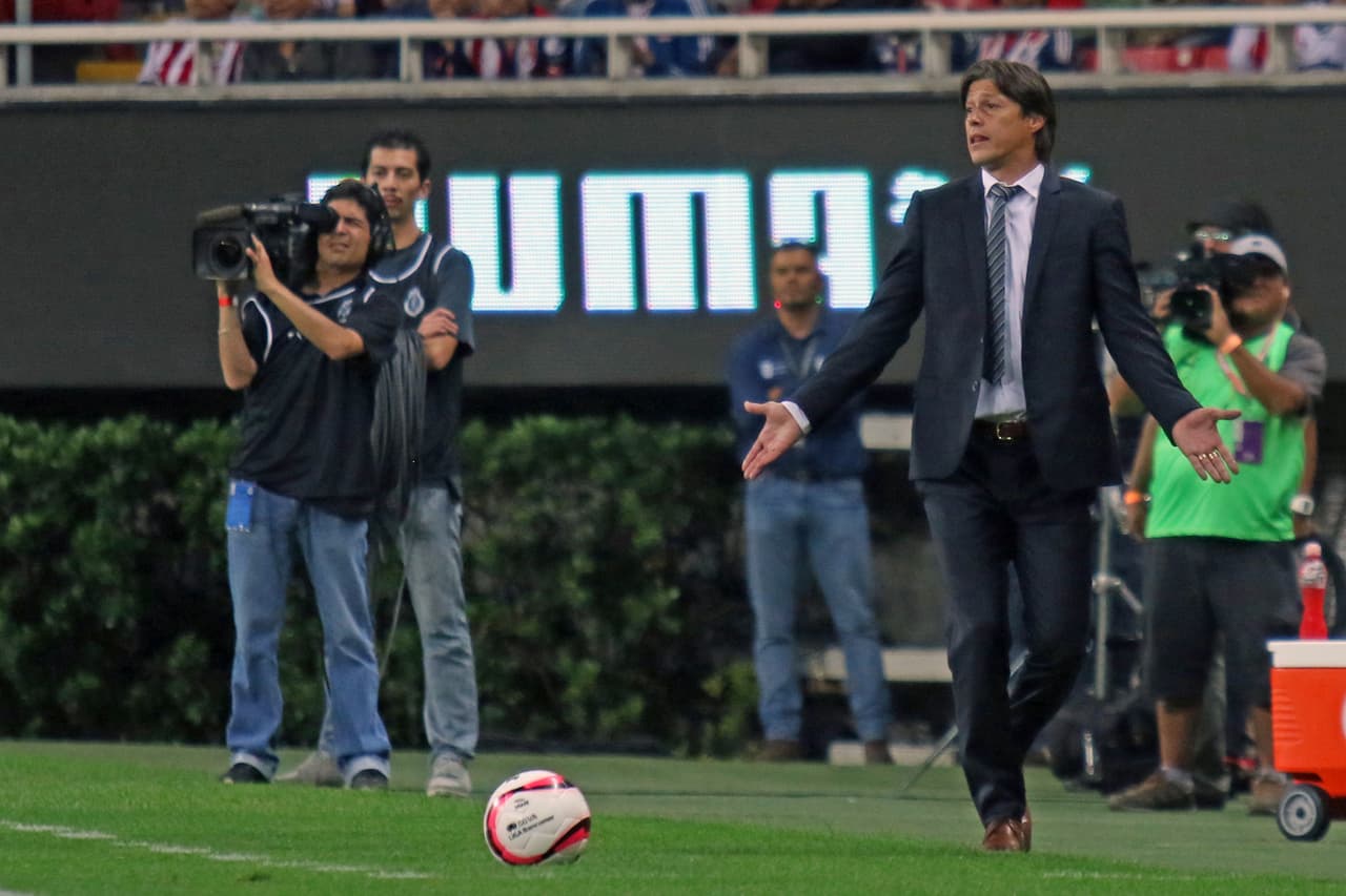 Matías Almeyda reclama una decisión arbitral. El entrenador le ha cambiado la cara a las Chivas y en poco tiempo se ha convertido en un símbolo de la institución rojiblanca.