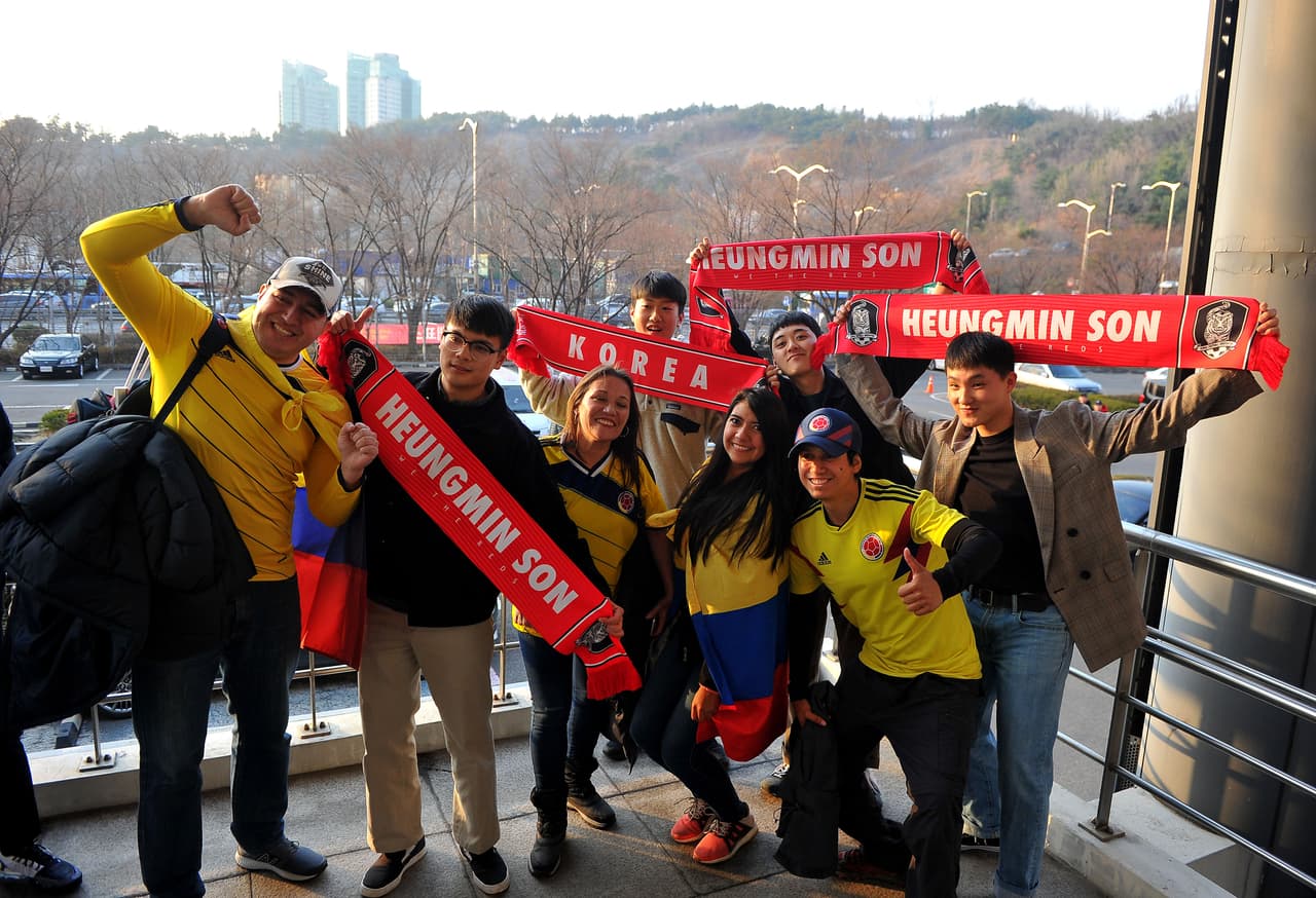En Seúl, la selección Colombia cayó por 2-1 con la de Corea del Sur en el campo. Sin embargo, en los alrededores del Estadio Copa del Mundo y en sus tribunas la fiesta fue solo una entre los fanáticos de ambos países.