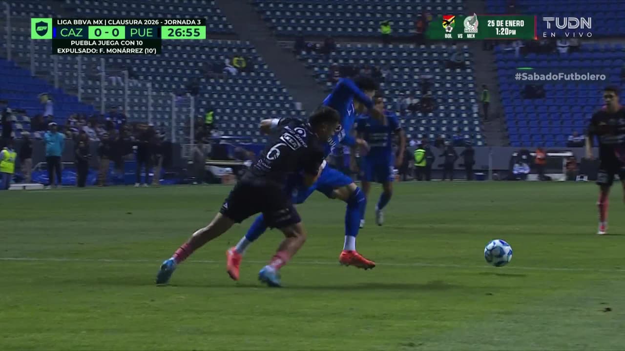 ¡Jorge Sánchez es derribado dentro del área y no marcan nada!