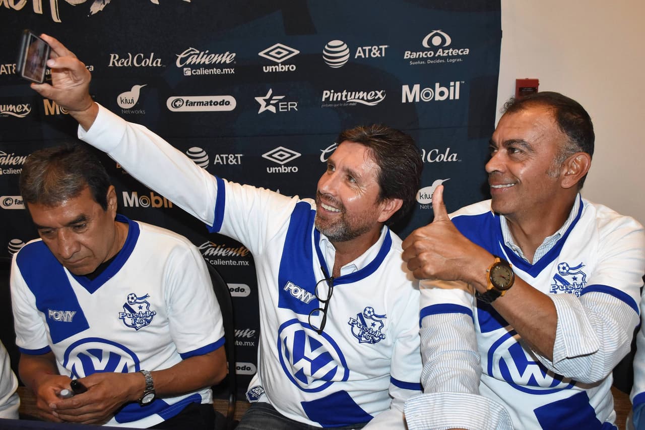 De cara al festejo del 75 aniversario del equipo, Puebla reunió a exjugadores que fueron parte de la época del 'campeonísimo' (89-90), quienes convivieron con diversos aficionados.