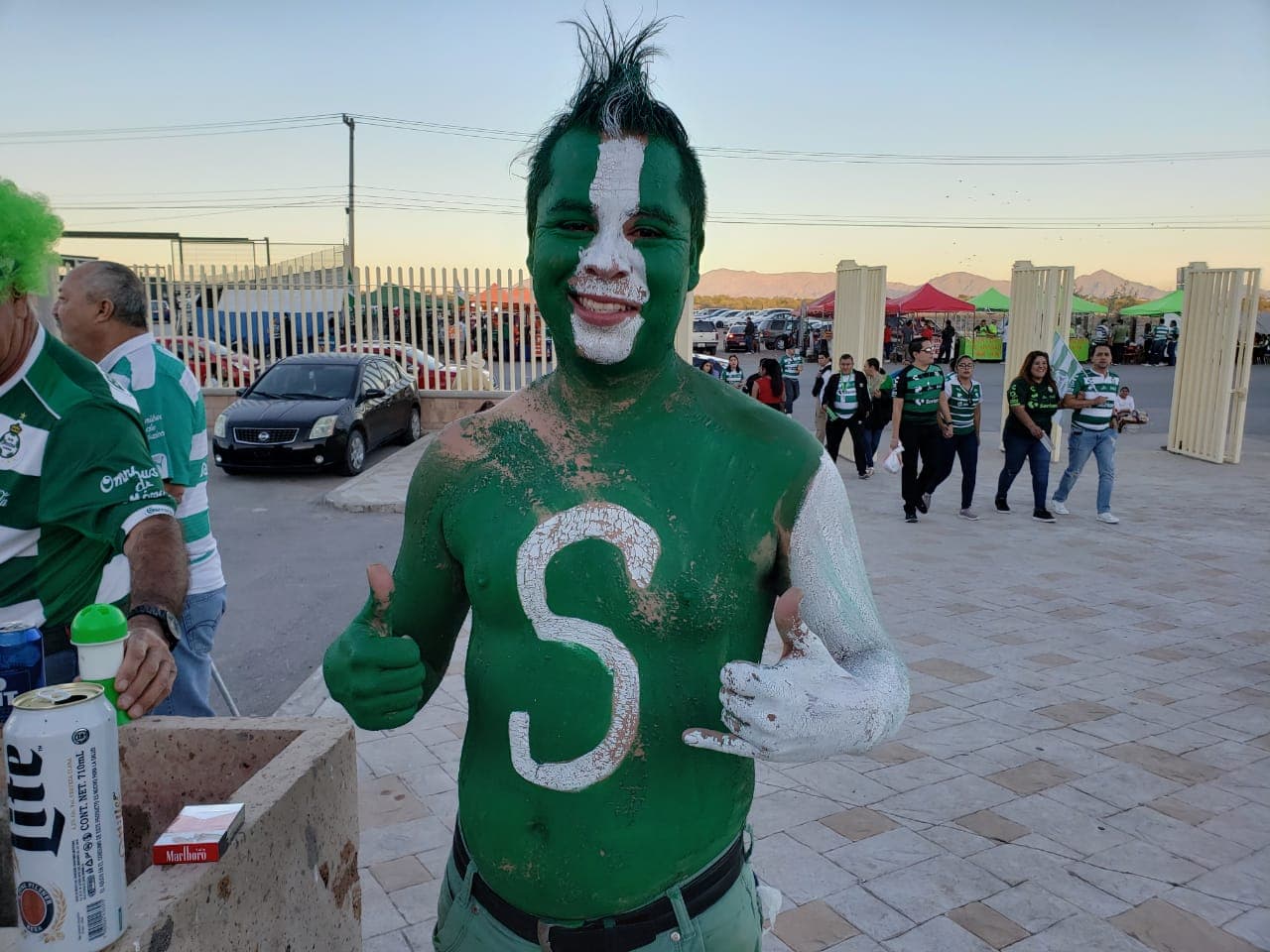 La afici´ón de Santos está ilusionada y muestra apoyo total para Santos.