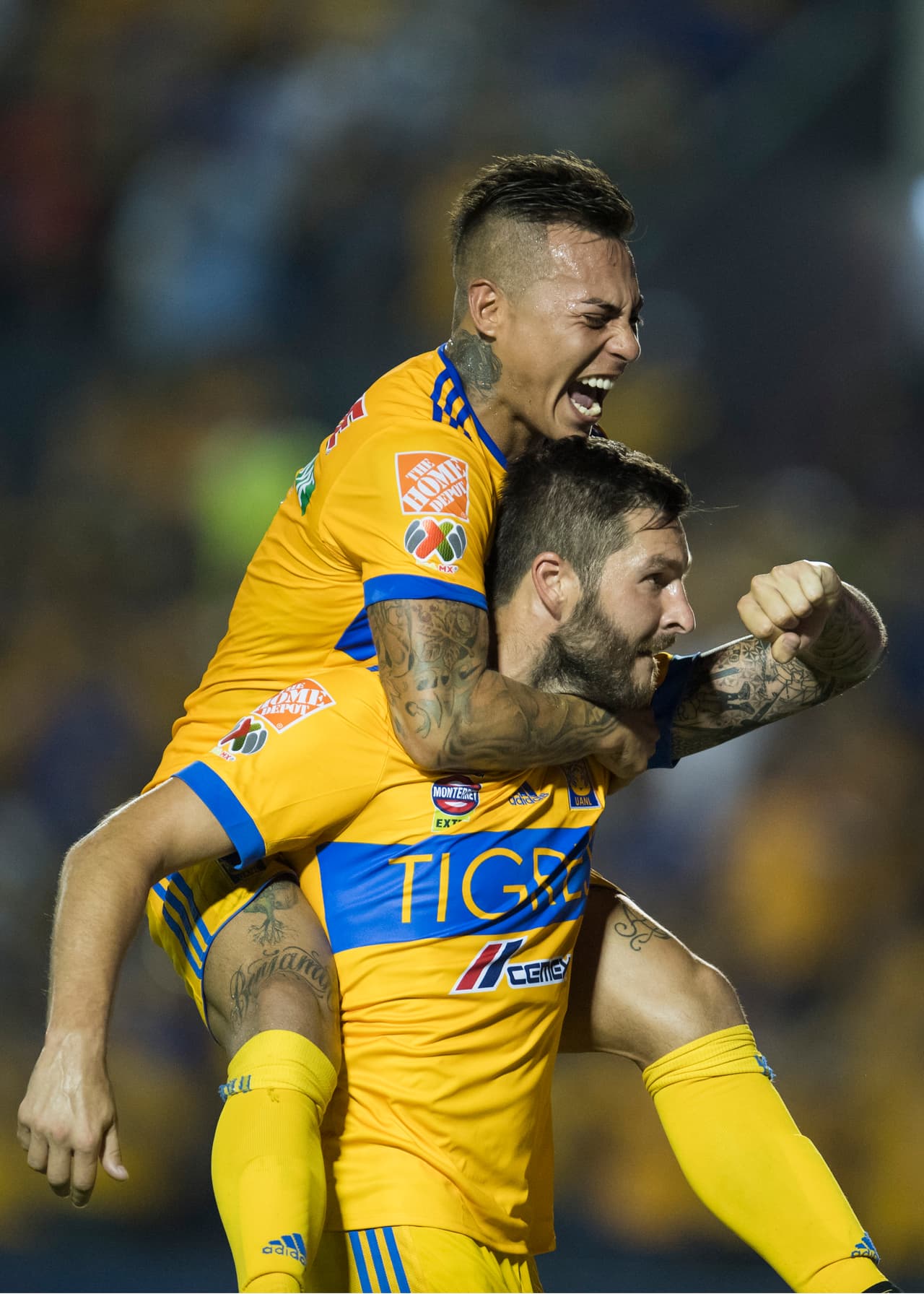 Con la pegada de sus estrellas, Tigres derrotó 2-0 a unos Pumas que siguen luciendo muy irregulares.