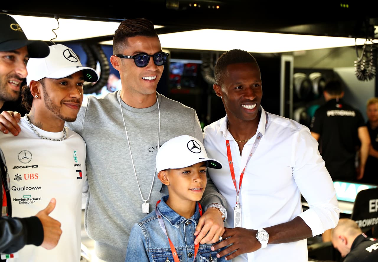 En especial su amigo Hamilton, con quien compartió junto a Cristiano Jr. en el box de Mercedes.