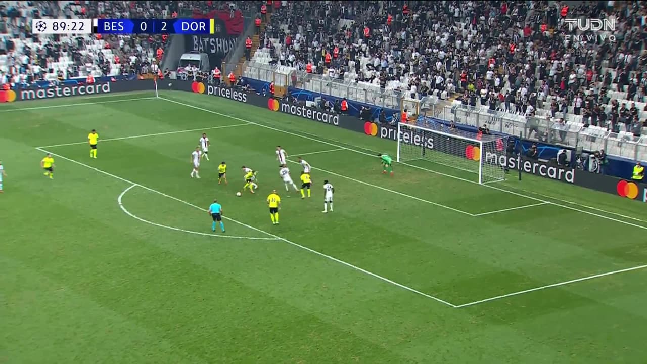 ¡TIRO ATAJADO! disparo por Thomas Meunier.