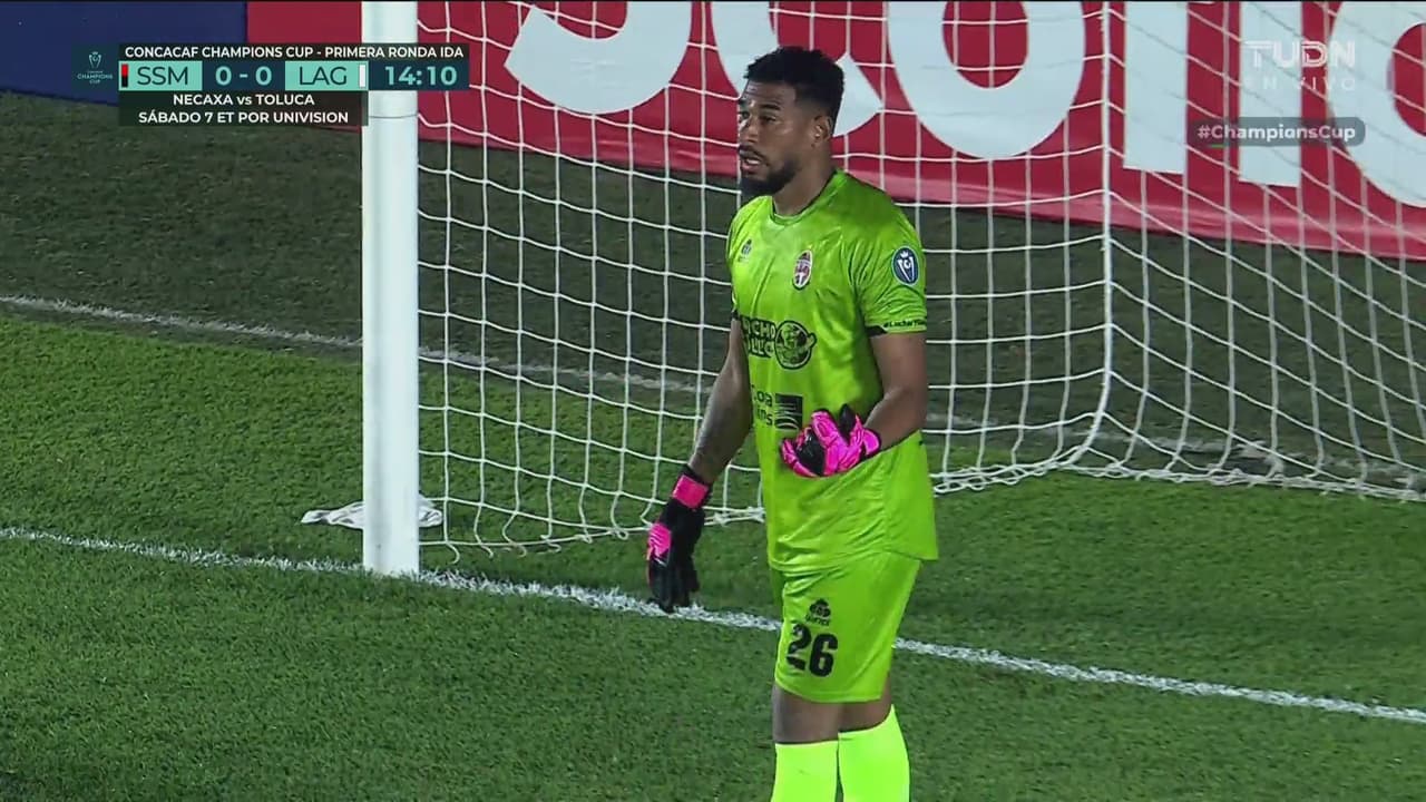 ¡Era el primero del Galaxy! El guardameta José Calderón lo evita en tres ocasiones