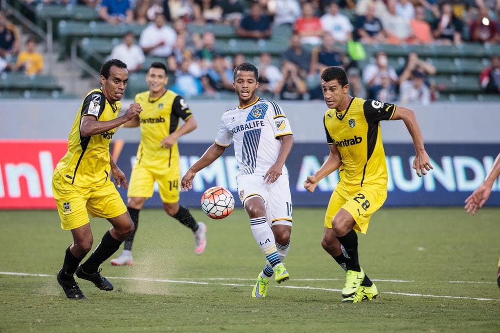 Giovani dos Santos jugando ante Comunicaciones
