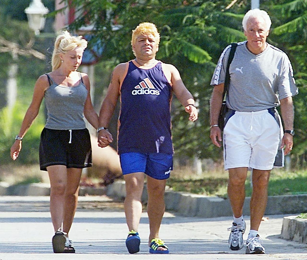 En el 2000, Maradona se sometió a un tratamiento contra su adicción a las drogas en Cuba, en el que tuvo la compañía de su esposa Claudia Villafañe y de su representante Guillermo Coppola. Con ambos rompería sus respetivas relaciones posteriormente.