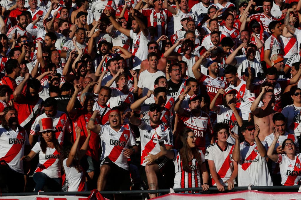 Los fanáticos de River Plate esperaron varias horas por la final de la Copa Libertadores contra Boca Juniors, juego suspendido luego de la agresión al vehículo del equipo Xeneize camino al estadio.