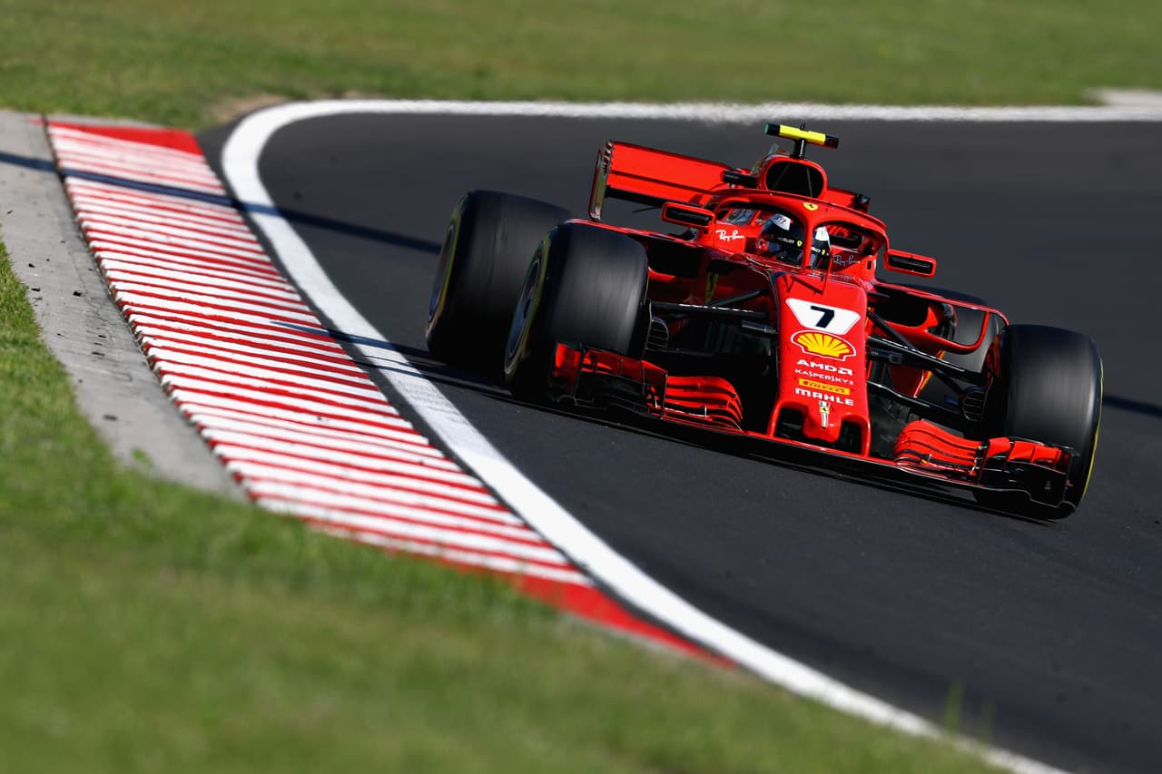 Un par de buenas maniobras le valieron a Kimmi Raikkonen para superar a su compatriota, pero rival del equipo Mercedes, Valteri Bottas, para hacerse con el tercer lugar, también para Ferrari.