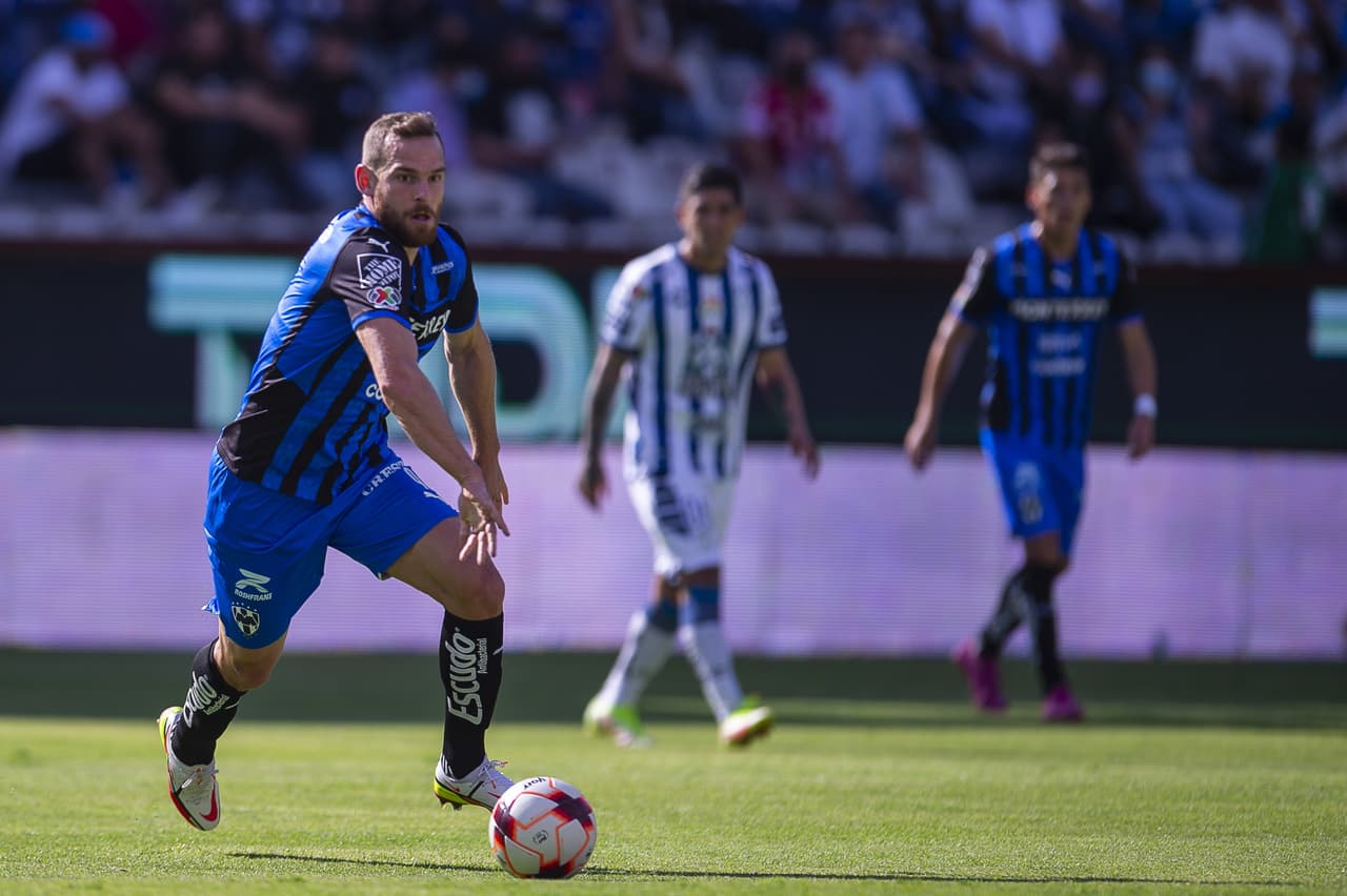 Gracias a un doblete de Luis Chávez y otro golazo de Roberto de la Rosa, el Pachuca dio cuenta de los Rayados.