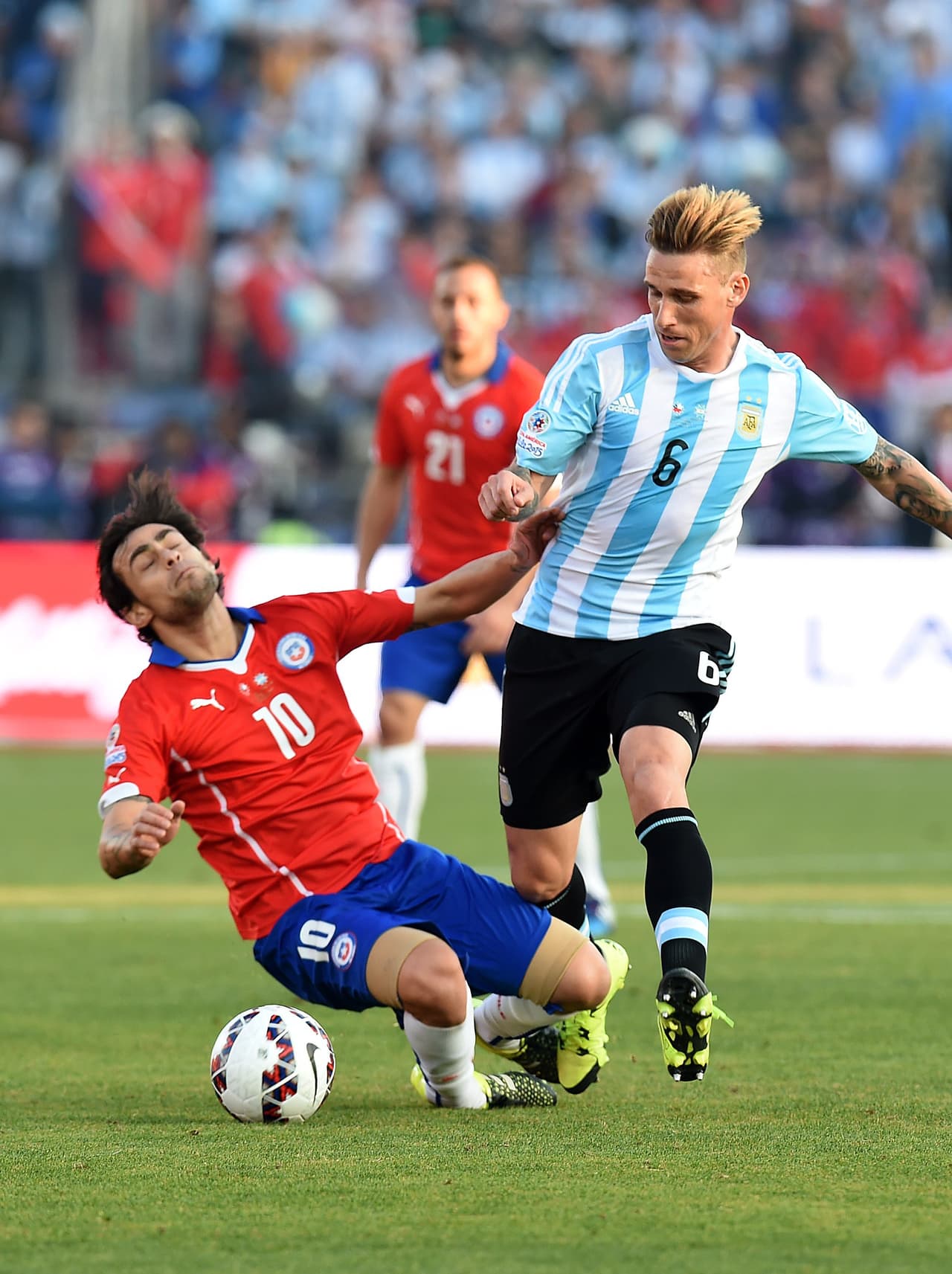 LUCAS BIGLIA 8 Ayudó en defensa, sobre todo en el costado zurdo. Tapó muy bien a Alexis Sánchez. Excelente compenetración con Mascherano.