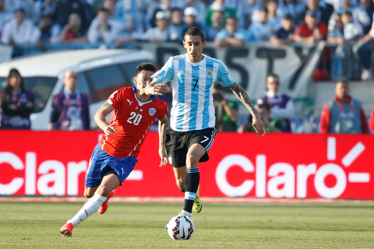 ÁNGEL DI MARÍA 7 Su velocidad provocó máxima atención a la zaga chilena. Forzó una amarilla a Francisco Silva. A la media hora se lesionó después de un sprint y fue cambiado por Ezequiel Lavezzi.