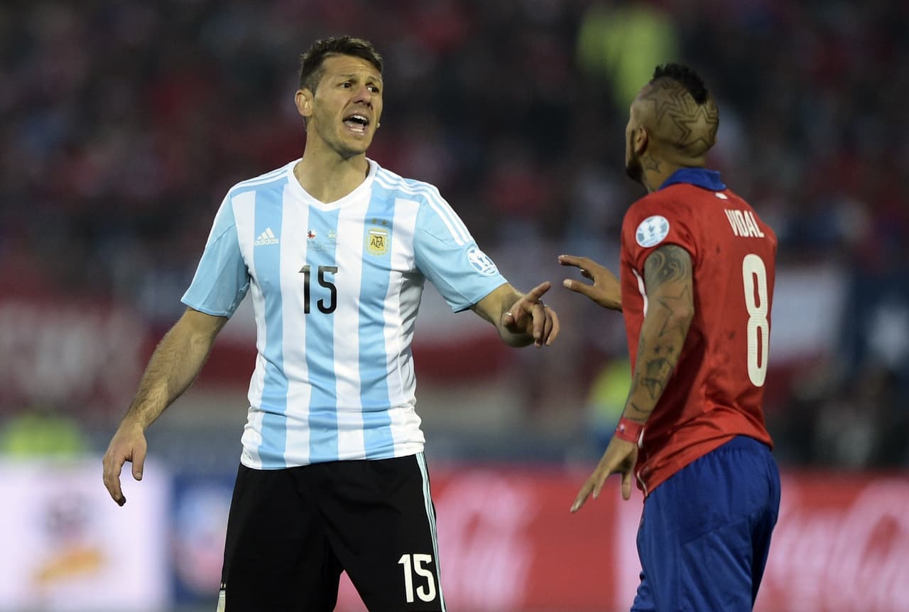 MARTÍN DEMICHELIS 8 Figura de la defensa argentina. Atento a las coberturas y con la cabeza fría cuando más achuchaban los locales.