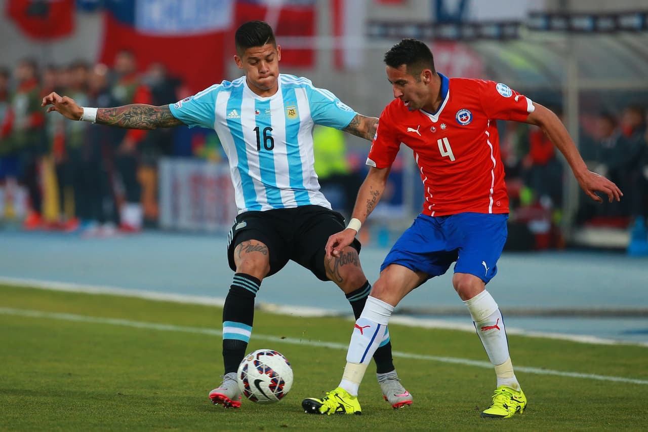 MARCOS ROJO 7 Eficaz. Su desmesurado ímpetu le llevó a ser amonestado en el inicio del segundo tiempo. Arriesgó la segunda cartulina en una falta lateral.