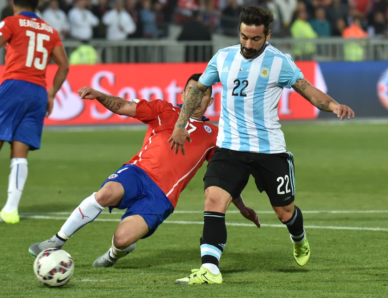 EZEQUIEL LAVEZZI 7 Tuvo una excelente oportunidad de marcar al final de la primera parte a pase de Pastore.