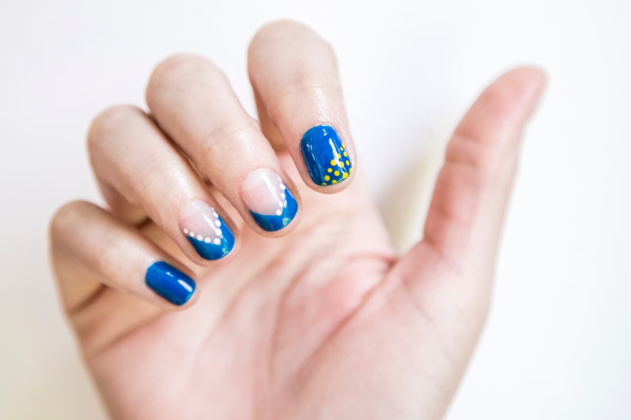 Uruguay: Da 2 capas de esmalte azul en el dedo meñique e índice y con el mismo tono haz un francés en V en el las uñas de los dedos anular y medio. En estas últimas dos uñas decora con la ayuda de un punzón con puntos blancos y con puntos amarillos en la uña del dedo índice.