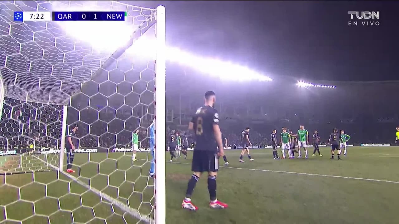 ¡GOL!  anota para Newcastle United. Malick Thiaw