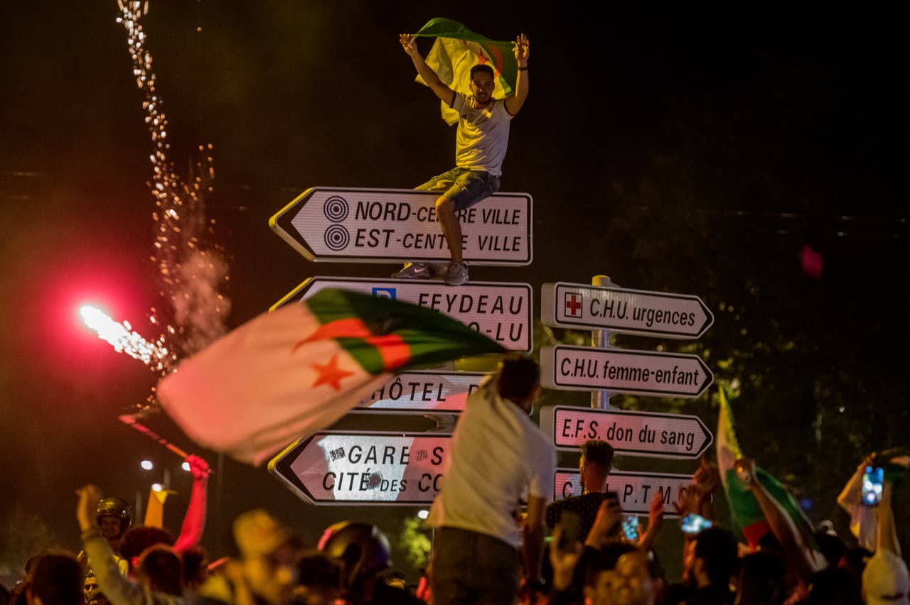 Pero los festejos argelinos sacudieron a toda Francia:
<b>Lyon, Nantes, Burdeos, Marsella y Montpellier se sumaron a la celebración.</b>