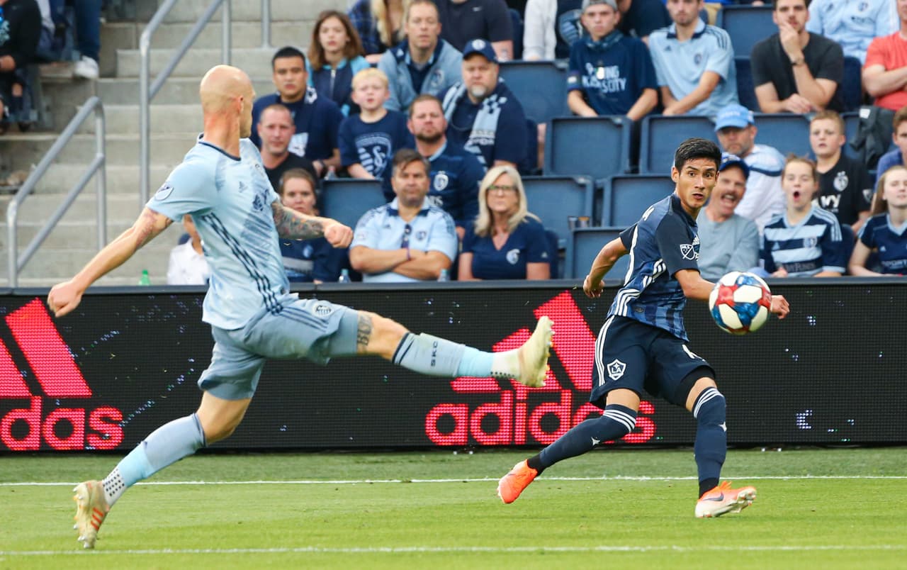 Y a los 86 minutos, cuando parecía que no habría mayores cambios en el marcador, el mexicano Uriel Antuña mendó un pase al corazón del área del Sporting Kansas City.