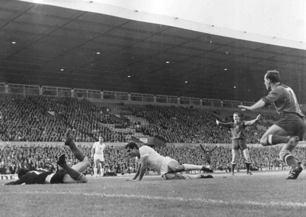 Con una capacidad para 74,879 personas, es el segundo estadio más grande el Reino Unido, el primero es Wembley.