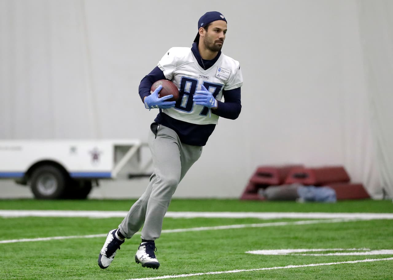 <b>Eric Decker | WR Tennessee Titans</b>
<br>
<br>
<b>Draft de béisbol:</b> Decker fue reclutado dos veces en la universidad como jardinero: en la ronda 39 por Milwaukee en 2008 y en la ronda 27 por Minnesota en 2009.
<br>
<br>
<b>Draft de la NFL:</b> Fue seleccionado en la tercera ronda (8vo general) en el Draft 2010, por los Denver Broncos.
<br>
<br>
<b>Recuento:</b> Decker jugó fútbol americano y béisbol en la universidad de Minnesota y ahora se ha convertido en un sólido receptor abierto de la NFL. Tiene 385 recepciones y 52 touchdowns en siete temporadas en la NFL.