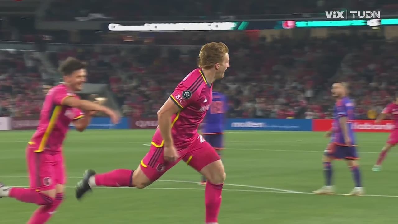 ¡Gol de St. Louis! Parker mete cabezazo para el 1-0 sobre Dynamo