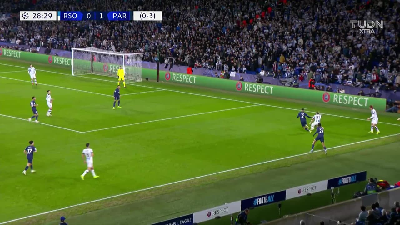 ¡TIRO ATAJADO! disparo por Kylian Mbappé.