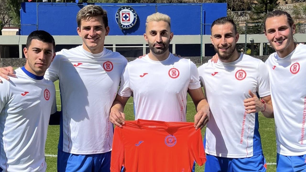Cruz Azul recibe a influencer y es retado en ejercicios de entrenamiento