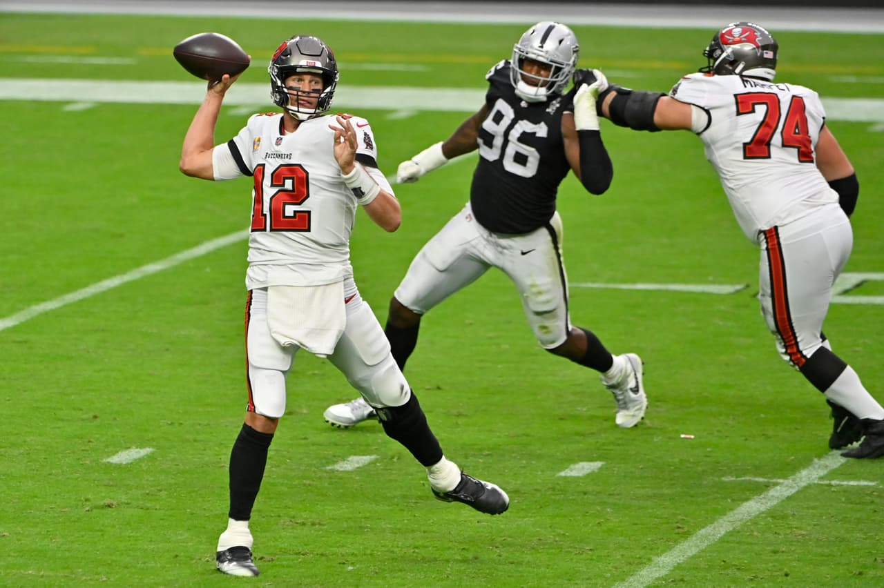 Tpm Brady tiene un partido impecable al lanzar cuatro pases de antocación y cero intercepciones en la victoria 45-20 sobre Las Vegas Raiders.
