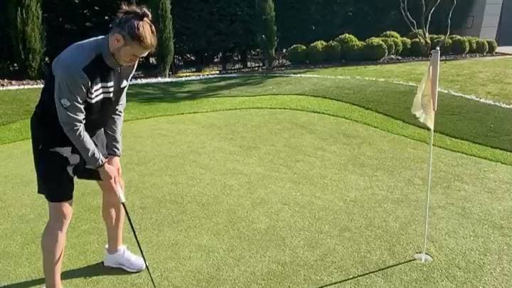 De jardín a mini campo de golf, así de clavado está Gareth Bale con el deporte que más ama.
