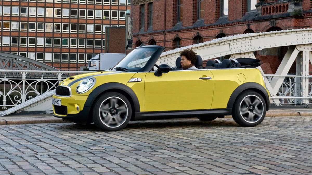 Un Mini Cooper descapotable, algo muy modesto y sencillo para este astro, sin embargo, también un auto veloz y que su valor apenas y se acerca a los 40 mil euros.