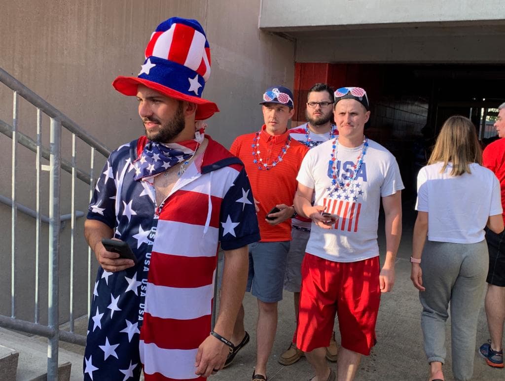 Los fanáticos estadounidenses y trinitenses se preparan en el FirstEnergy Stadium de Cleveland, Ohio, para su encuentro en el Grupo D de la Copa Oro.