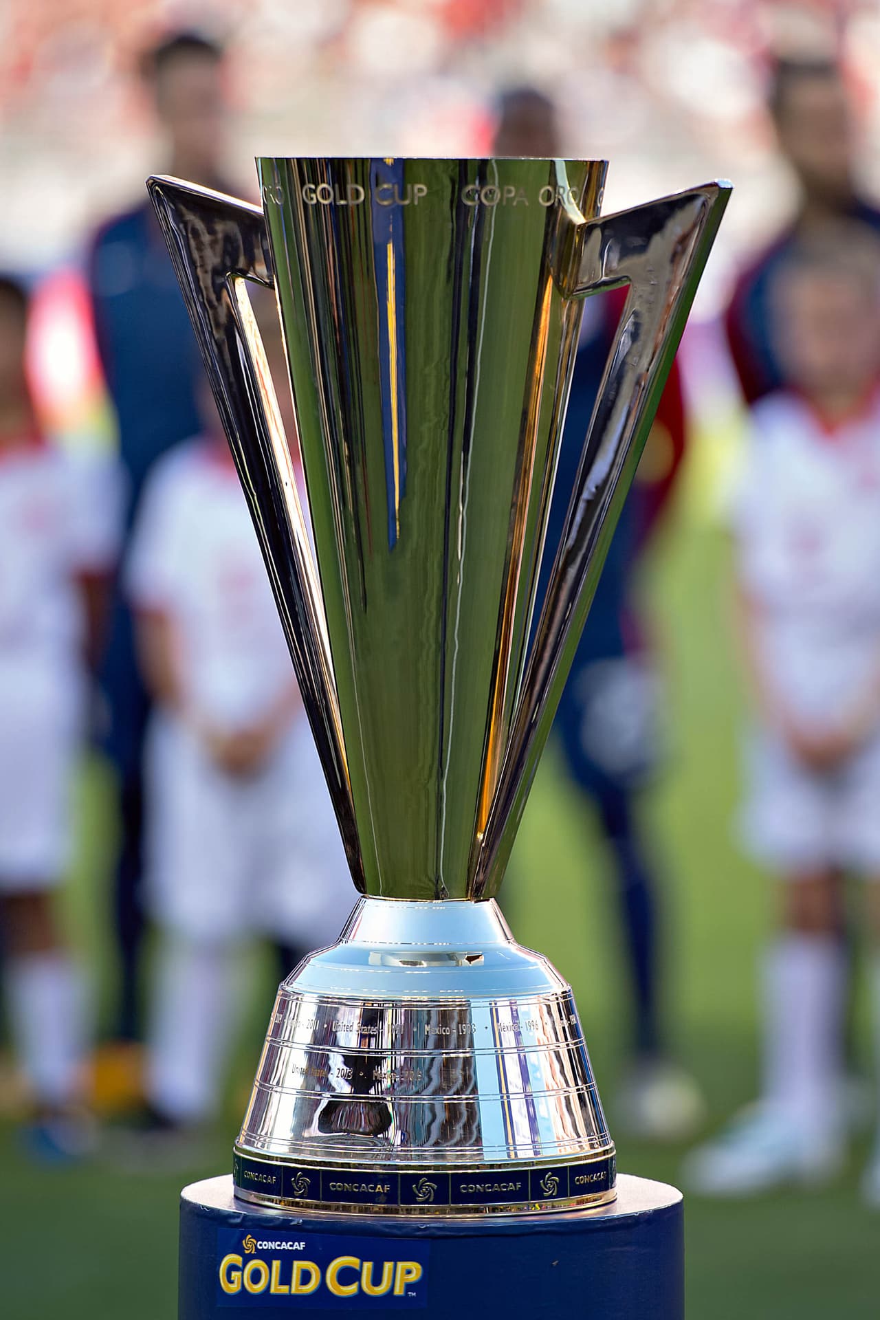 La Copa de Oro, el hermoso trofeo que está en disputa en este encuentro.