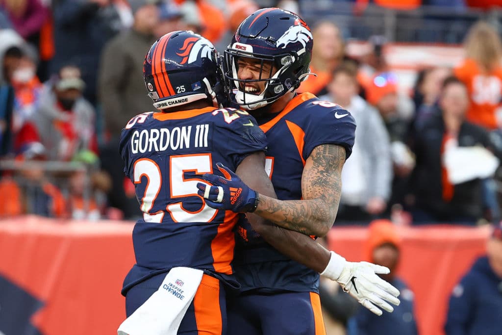 Los Chiefs vienen de atrás para vencer 28-24 a los Denver Broncos y aseguran su liderato de la Conferencia Nacional.