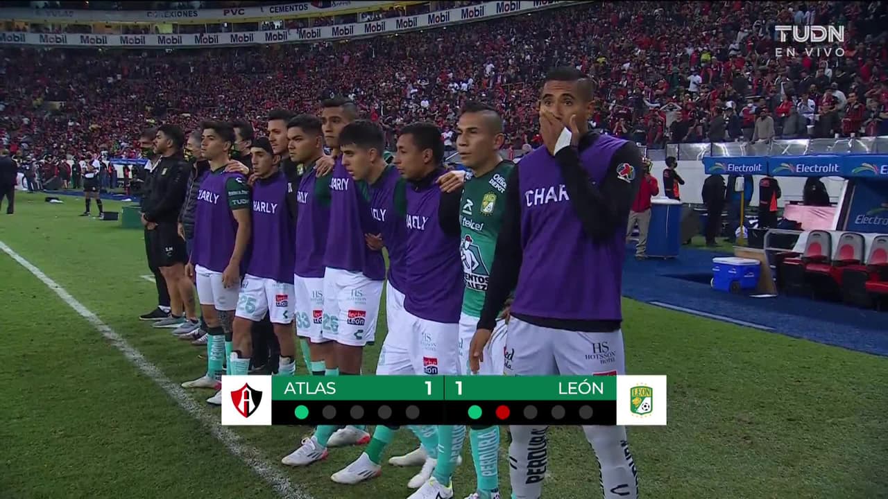 ¡CERCA! Aldo Rocha disparó que se estrella en el poste.