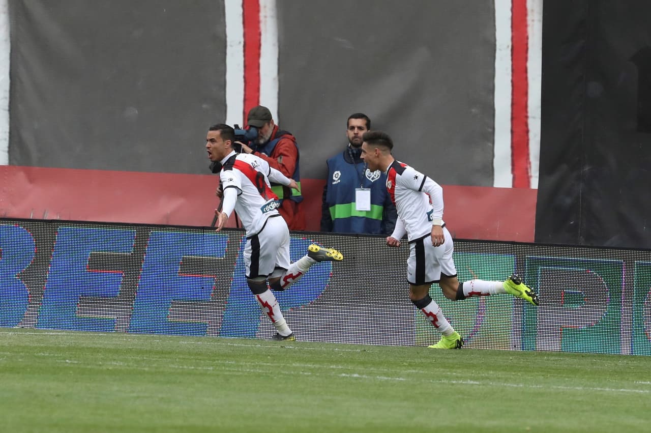 Raúl de Tomás (izq.) aprovechó un pase de Bebe para anotar el 1-0 a favor de Rayo Vallecano.