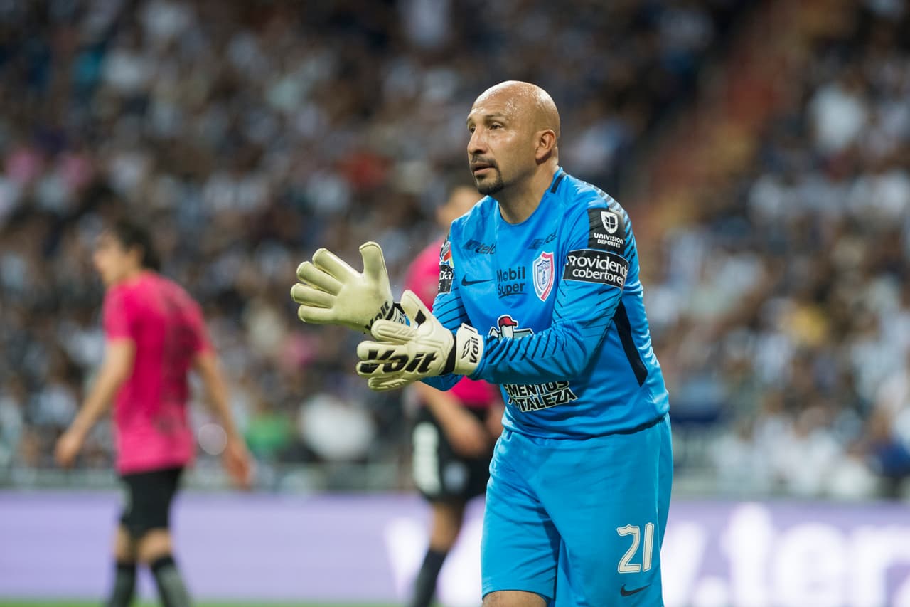 Aunque había dicho que se retiraría tras el Mundial de Clubes del 2017, prolongó seis meses más su carrera. Si eso ocurre se quedará a seis meses de cumplir 25 años como jugador profesional. Todo un hito en el fútbol mexicano.