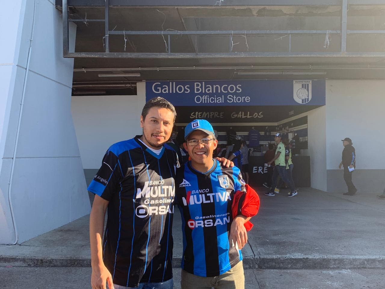 Una gran cantidad de aficionados azulcremas llegan a la Corregidora para el juego entre Querétaro y América.