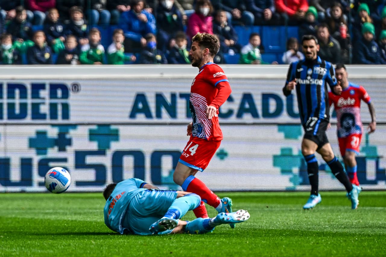 Napoli venció al Atalanta con goles de Lorenzo Insigne, Matteo Politano, Eljif Elmas, quien anotó tras recibir el balón de Hirving Lozano.