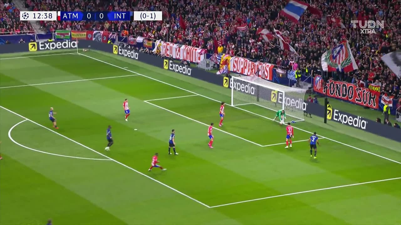 ¡TIRO ATAJADO! disparo por Denzel Dumfries.