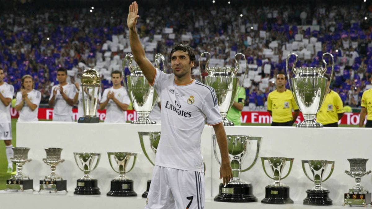 Conquistó 6 Ligas y 3 Champions League durante su trayecto como merengue y en toda su carrera alcanzó los 23 títulos.