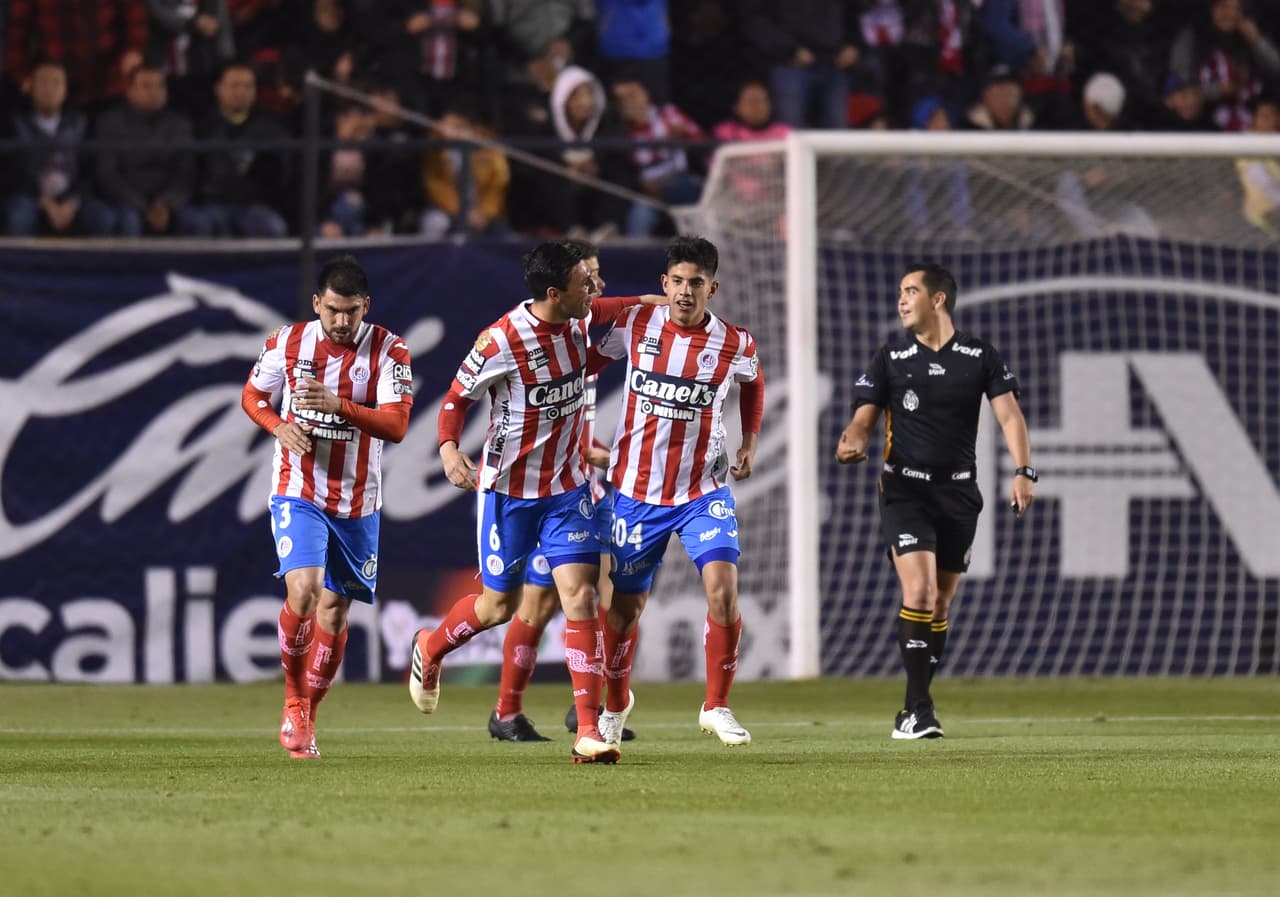 De hecho oficialmente se marcó como autogol el tanto de los potosinos, y se lo acreditaron a Carlos Vargas pero ya los locales se habían puesto al frente, con justicia, a decir verdad.